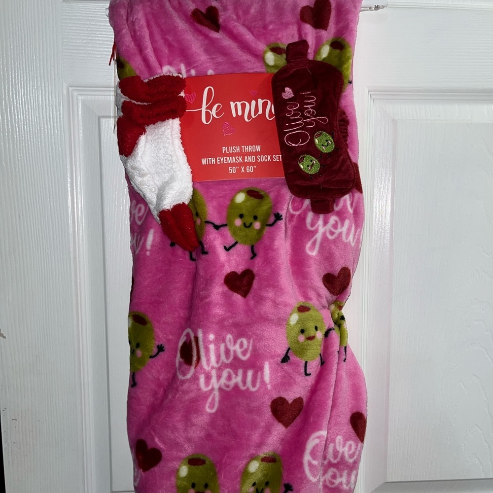 Avocado Valentines Day Throw Blanket